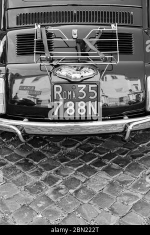 Vue arrière d'une Fiat 500 d'époque avec plaque d'immatriculation romaine. Banque D'Images