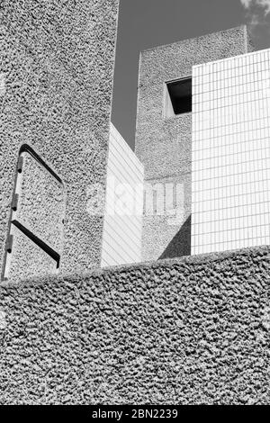 Résumé architectural noir et blanc du Barbican Center de Londres, Angleterre, Royaume-Uni. Banque D'Images