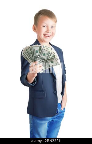 Mignon garçon heureux de huit ans tenant un ventilateur de cent billets de dollars et souriant isolé sur un fond blanc. Homme d'affaires gagnant, gagnant, chanceux Banque D'Images