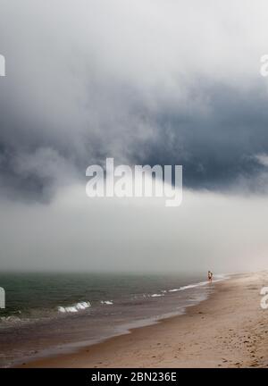 Les nuages bas et le brouillard pendent de façon inquiétante sur la rive à une plage de Duxbury, ma, USA Banque D'Images
