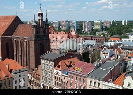 Torun Pologne, vue sur l'église Sainte Marie avec la nouvelle ville en arrière-plan Banque D'Images