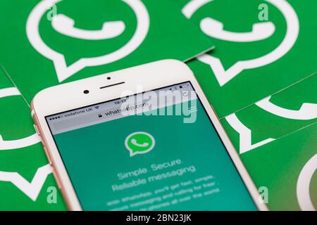 LONDRES, Royaume-Uni - MARS 2017 : logo de l'application de messagerie sociale WhatsApp sur un smartphone. Banque D'Images