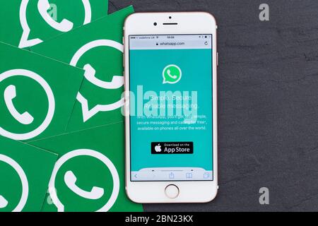 LONDRES, Royaume-Uni - MARS 2017 : logo de l'application de messagerie sociale WhatsApp sur un smartphone. Banque D'Images