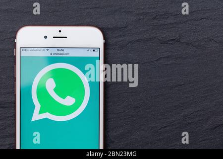 LONDRES, Royaume-Uni - MARS 2017 : logo de l'application de messagerie sociale WhatsApp sur un smartphone. Banque D'Images