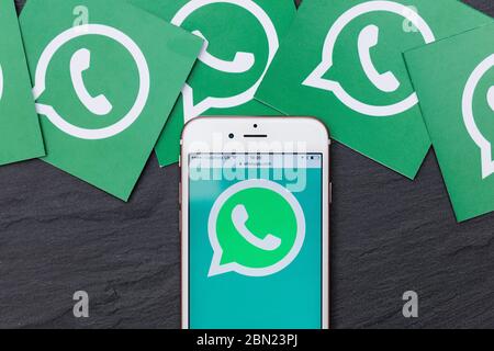 LONDRES, Royaume-Uni - MARS 2017 : logo de l'application de messagerie sociale WhatsApp sur un smartphone. Banque D'Images