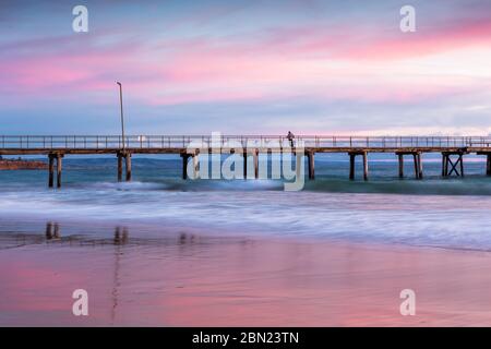 Teintes roses au coucher du soleil sur la jetée du port noarlunga, Australie méridionale, le 11 mai 2020 Banque D'Images