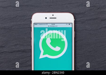 LONDRES, Royaume-Uni - MARS 2017 : logo de l'application de messagerie sociale WhatsApp sur un smartphone. Banque D'Images