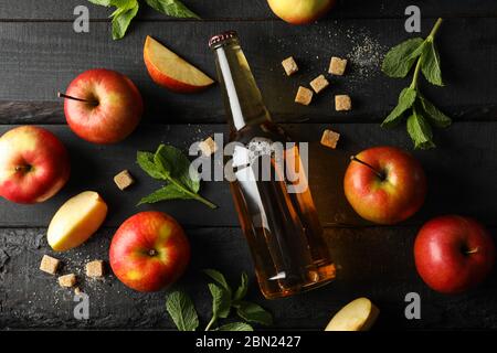 Composition avec cidre, sucre et pommes sur fond de bois Banque D'Images