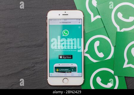 LONDRES, Royaume-Uni - MARS 2017 : logo de l'application de messagerie sociale WhatsApp sur un smartphone. Banque D'Images