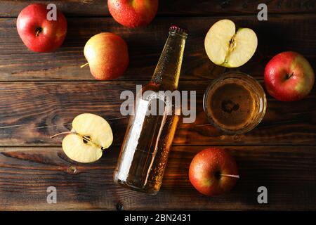 Composition avec cidre et pommes sur fond de bois Banque D'Images