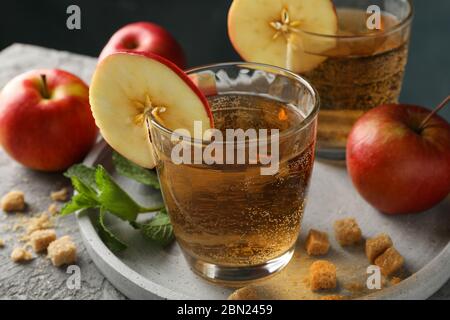 Composition avec cidre, sucre et pommes sur table grise Banque D'Images