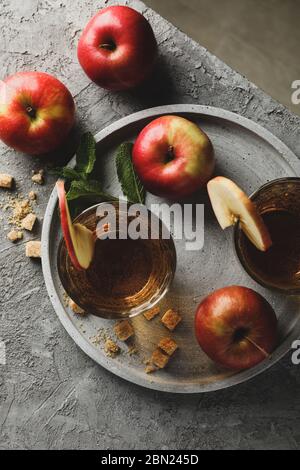 Composition avec cidre, sucre et pommes sur table grise Banque D'Images