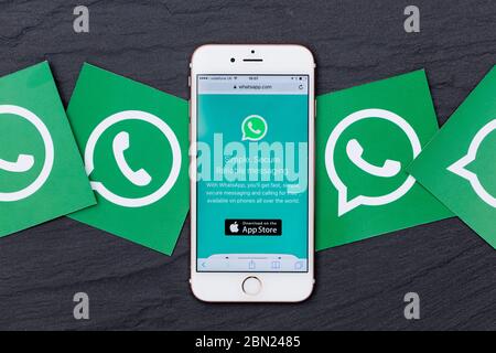 LONDRES, Royaume-Uni - MARS 2017 : logo de l'application de messagerie sociale WhatsApp sur un smartphone. Banque D'Images