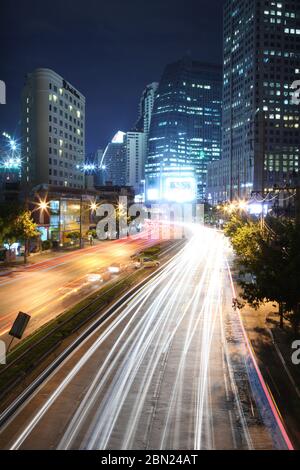 Sentiers de circulation la nuit en Thaïlande Banque D'Images