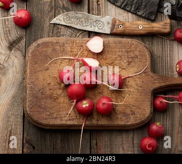 radis rouge frais sur une planche à découper brune, ingrédients de salade, vue du dessus Banque D'Images