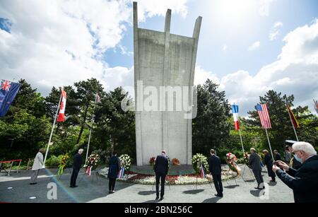 12 mai 2020, Berlin: Michael Müller (M, SPD), Maire de Berlin, dépose une couronne au Mémorial de l'Airlift devant l'ancien aéroport de Tempelhof, ainsi que des représentants des pays participant au Airlift à la commémoration du 71e anniversaire de la fin du Airlift de Berlin. En juin 1948, les puissances occidentales ont lancé le transport aérien en raison du blocus des trois secteurs occidentaux de Berlin. Dans les mois suivants, les avions américains et britanniques ont apporté des millions de tonnes de nourriture et tous les éléments essentiels de la vie à Berlin-Ouest sur plusieurs centaines de milliers de vols. C'était Banque D'Images