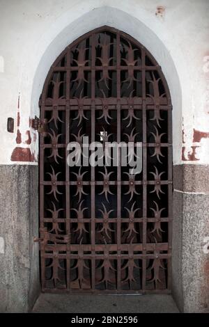 Malbork Pologne, porte en métal dans l'entrée de l'arche Banque D'Images