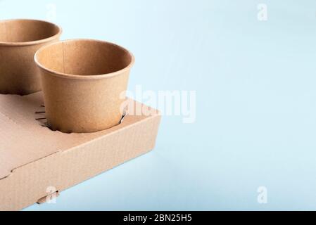 Tasses à café sur un support en carton avec un espace pour le texte Banque D'Images