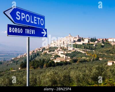 Vue imprenable sur le centre historique de Trevi avec panneau en premier plan, Ombrie, Italie Banque D'Images