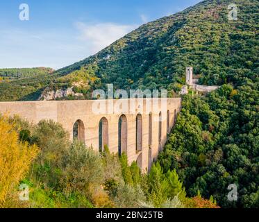 Vue panoramique sur le Ponte delle Torri, ancien pont médiéval de Spoleto, Italie Banque D'Images