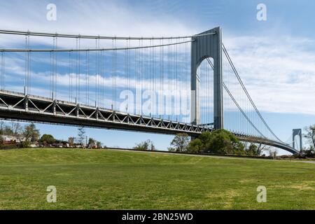 Longue vue sur le pont suspendu de Verrazano Narrows reliant le New Jersey à Brooklyn. Banque D'Images