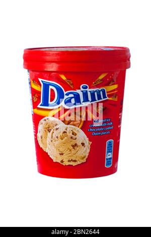 Bac de glace Daim glace - crème glacée Daim caramel avec du chocolat au lait morceaux de Daim isolés sur fond blanc Banque D'Images