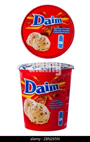 Bac de glace Daim glace crème glacée - crème glacée Daim caramel avec du chocolat au lait morceaux de Daim avec couvercle enlevé isolé sur fond blanc Banque D'Images