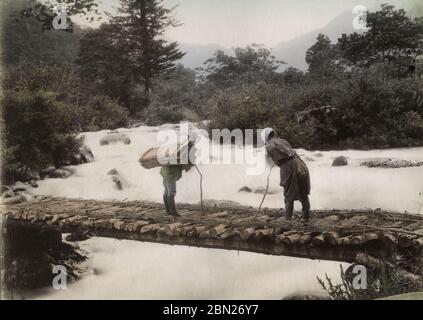 Porteurs sur un pont au-dessus de la rivière Daiya, Nikko, Japon Banque D'Images