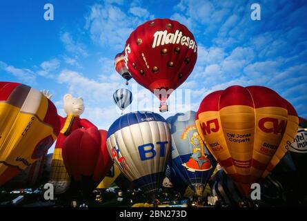 Début de matinée, montée en masse de ballons d'air chaud colorés à la Bristol International Balloon Fiesta, Ashton court, Bristol, Angleterre, Royaume-Uni Banque D'Images