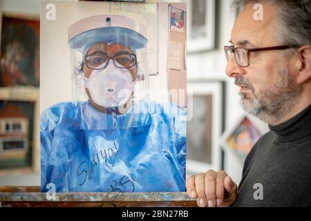 Cradley, West Midlands, Royaume-Uni. 12 mai 2020. À l'occasion de la Journée internationale des infirmières, l'artiste Martyn Harris, de Cradley, dans les Midlands de l'Ouest, a réalisé un portrait à l'huile de Saadiyah Hussein, une travailleuse de soutien en physiothérapie de 23 ans. Le portrait est l'un des centaines de fait dans le cadre de la #portraitfornhsheroes, une initiative lancée par @tomcroftartist pour peindre des portraits des principaux travailleurs du NHS. Saadiyah était sur le point de terminer sa formation au Kings College de Londres, lorsqu'elle a rejoint le front en fournissant des soins aux patients atteints de coronavirus à l'unité de soins intensifs de l'hôpital St Bart. Crédit : Peter Lophan/Alay Live News Banque D'Images