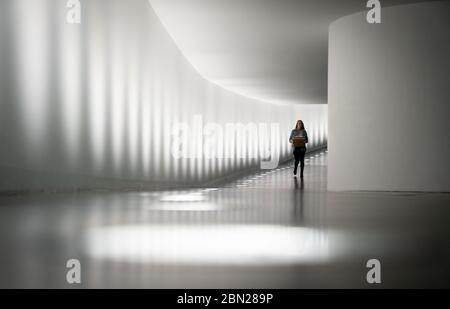 Berlin, Allemagne. 12 mai 2020. Les membres du Bundestag traversent le tunnel depuis le bâtiment Reichstag jusqu'à la maison Paul Löbe. Dans l'après-midi, au début de la semaine de la session, les factions du Bundestag se réunissent habituellement en sessions en ligne. Credit: Kay Nietfeld/dpa/Alay Live News Banque D'Images