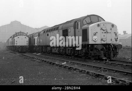 Locomotives diesel de classe 40 à Crewe Locomotive Works, Cheshire, Angleterre, Royaume-Uni. 17 octobre 1985. Banque D'Images