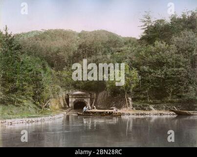 Bateau sur le tunnel du canal du lac Biwa, Kyoto Japon Banque D'Images