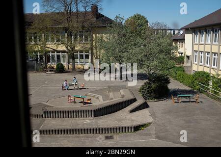 Vue du bâtiment scolaire dans la cour d'école d'une école primaire, leçons sur la ferme, le 21 avril 2020 à Muelheim an der Ruhr/Allemagne. Â | utilisation dans le monde entier Banque D'Images