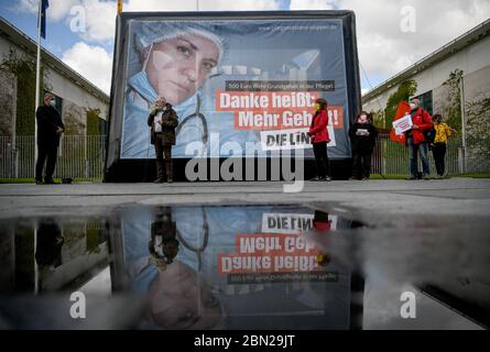 Berlin, Allemagne. 12 mai 2020. Des manifestants se tiennent devant le bureau du chancelier lors d'une manifestation organisée par le parti 'Die Linke' dans le cadre de la campagne 'Menschen vor Profit: Pflegenotstand stoppen! Credit: Britta Pedersen/dpa-Zentralbild/dpa/Alay Live News Banque D'Images