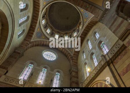 Intérieur de la cathédrale la Major, immense cathédrale néo-byzantine du XIXe siècle, ornée de somptueuses peintures murales, de mosaïques et de marbres. Marseille, France. Banque D'Images