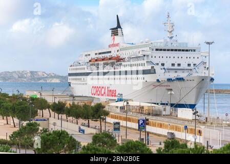Marseille, France. Corsica Linea 'Méditerranée' ferry pour Bastia amarré et chargement dans le port. Banque D'Images