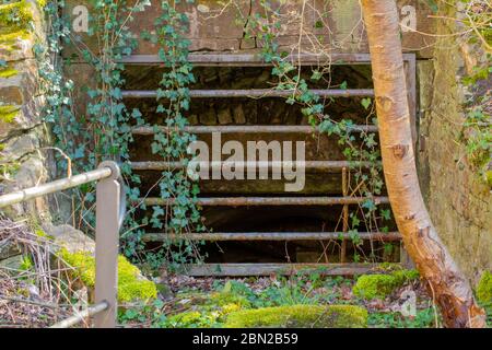 Entrée d'un ancien bunker abandonné construire sur le côté d'une colline avec des barres d'acier à l'entrée pour garder les gens à l'extérieur Banque D'Images