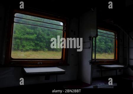 Nature en mouvement depuis la fenêtre du train. Fenêtre train Banque D'Images