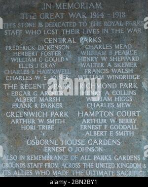 Plaque marquant les employés de Royal Parks qui sont tombés pendant la Grande Guerre, sur le mur de la colonnade au cimetière Brompton, Kensington, Londres, construit en 1840. Banque D'Images