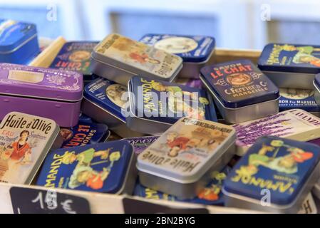 Des porte-savons traditionnels sont en vente dans une boutique de savon et boutique de la vieille ville de Marseille, en France. Mise au point sélective appliquée. Banque D'Images