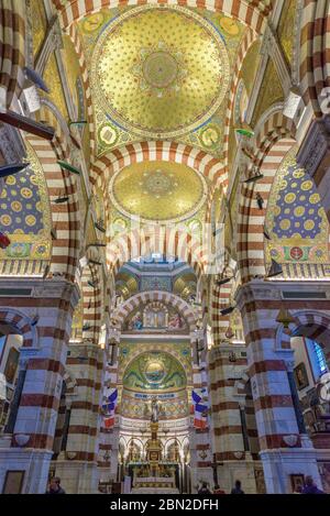 L'intérieur doré de la basilique notre-Dame de la Garde est situé au sommet d'une colline surplombant la ville et la mer. Marseille, France. Banque D'Images