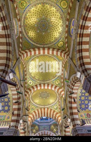 L'intérieur doré de la basilique notre-Dame de la Garde est situé au sommet d'une colline surplombant la ville et la mer. Marseille, France. Banque D'Images