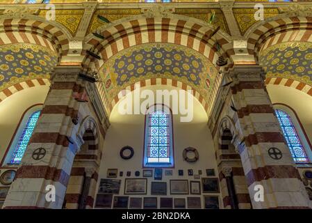 L'intérieur doré de la basilique notre-Dame de la Garde est situé au sommet d'une colline surplombant la ville et la mer. Marseille, France. Banque D'Images