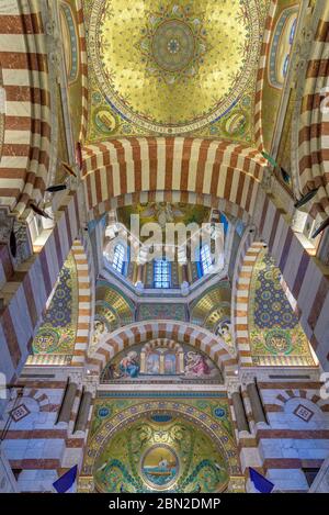 L'intérieur doré de la basilique notre-Dame de la Garde est situé au sommet d'une colline surplombant la ville et la mer. Marseille, France. Banque D'Images