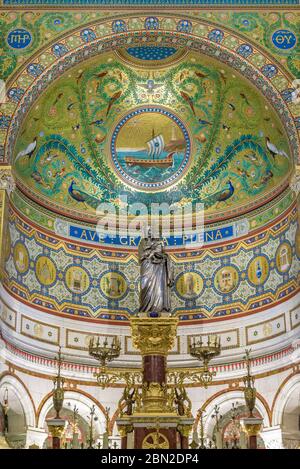 L'intérieur doré de la basilique notre-Dame de la Garde est situé au sommet d'une colline surplombant la ville et la mer. Marseille, France. Banque D'Images