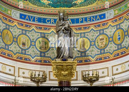 L'intérieur doré de la basilique notre-Dame de la Garde est situé au sommet d'une colline surplombant la ville et la mer. Marseille, France. Banque D'Images