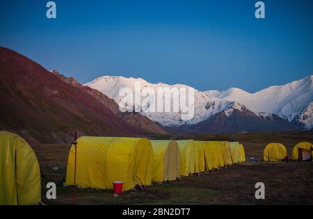 Paysage pittoresque de sommets enneigés. Camp de tente dans la vallée. Randonnée. Style de vie. Banque D'Images