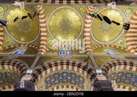 L'intérieur doré de la basilique notre-Dame de la Garde est situé au sommet d'une colline surplombant la ville et la mer. Marseille, France. Banque D'Images