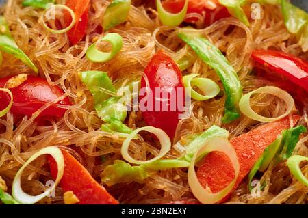 Veg Pad Woon Sen ou Thai Glass Noodle Stir-Fry ou Pad Thai gros plan texture. Le végétarien Pad Woon Sen est un plat thaïlandais de nouilles de haricots en verre, de tomates, c Banque D'Images